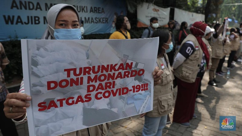 Sejumlah Relawan Satuan Tugas Penanganan COVID-19 melakukan aksi protes atas tidak tegasnya pemerintah mencegah kerumunan sejak kepulangan pemimpin Front Pembela Islam (FPI) Habib Rizieq Shihab di depan Hotel The Media, Jakarta Pusat, Kamis (19/11/2020. (CNBC Indonesia/Muhammad Sabki)