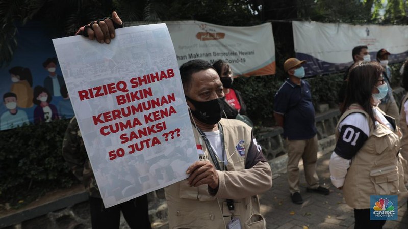 Sejumlah Relawan Satuan Tugas Penanganan COVID-19 melakukan aksi protes atas tidak tegasnya pemerintah mencegah kerumunan sejak kepulangan pemimpin Front Pembela Islam (FPI) Habib Rizieq Shihab di depan Hotel The Media, Jakarta Pusat, Kamis (19/11/2020. (CNBC Indonesia/Muhammad Sabki)