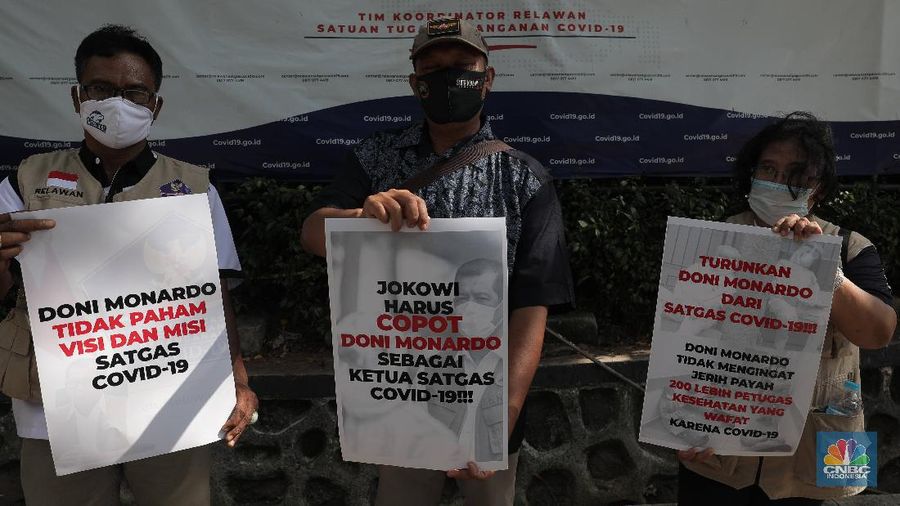 Sejumlah Relawan Satuan Tugas Penanganan COVID-19 melakukan aksi protes atas tidak tegasnya pemerintah mencegah kerumunan sejak kepulangan pemimpin Front Pembela Islam (FPI) Habib Rizieq Shihab di depan Hotel The Media, Jakarta Pusat, Kamis (19/11/2020. (CNBC Indonesia/Muhammad Sabki)