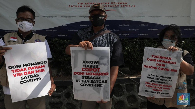 Sejumlah Relawan Satuan Tugas Penanganan COVID-19 melakukan aksi protes atas tidak tegasnya pemerintah mencegah kerumunan sejak kepulangan pemimpin Front Pembela Islam (FPI) Habib Rizieq Shihab di depan Hotel The Media, Jakarta Pusat, Kamis (19/11/2020. (CNBC Indonesia/Muhammad Sabki)