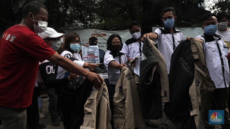 Sejumlah Relawan Satuan Tugas Penanganan COVID-19 melakukan aksi protes atas tidak tegasnya pemerintah mencegah kerumunan sejak kepulangan pemimpin Front Pembela Islam (FPI) Habib Rizieq Shihab di depan Hotel The Media, Jakarta Pusat, Kamis (19/11/2020. (CNBC Indonesia/Muhammad Sabki)
