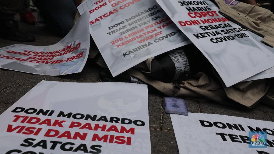 Sejumlah Relawan Satuan Tugas Penanganan COVID-19 melakukan aksi protes atas tidak tegasnya pemerintah mencegah kerumunan sejak kepulangan pemimpin Front Pembela Islam (FPI) Habib Rizieq Shihab di depan Hotel The Media, Jakarta Pusat, Kamis (19/11/2020. (CNBC Indonesia/Muhammad Sabki)