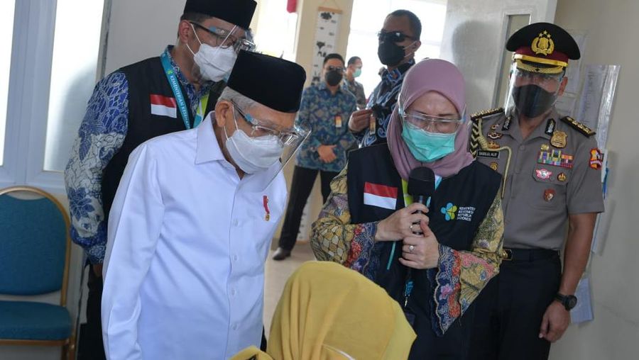 Wakil Presiden K. H. Ma'ruf Amin beserta rombongan terbatas bertolak ke Cikarang, Kabupaten Bekasi, Provinsi Jawa Barat, Kamis (19/11/2020). Wapres akan meninjau simulasi vaksinasi Covid-19 yang diselenggarakan di Puskesmas Cikarang. (Dok: Asdep KIP Setwapres)