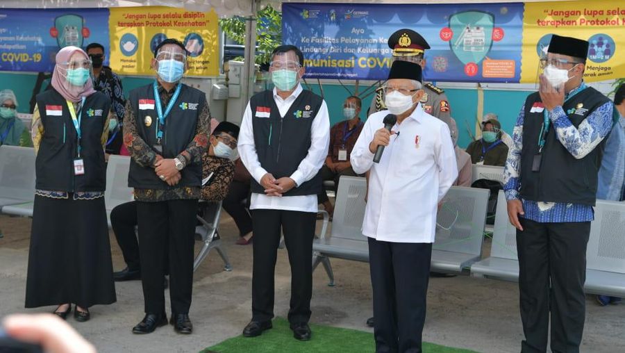 Wakil Presiden K. H. Ma'ruf Amin beserta rombongan terbatas bertolak ke Cikarang, Kabupaten Bekasi, Provinsi Jawa Barat, Kamis (19/11/2020). Wapres akan meninjau simulasi vaksinasi Covid-19 yang diselenggarakan di Puskesmas Cikarang. (Dok: Asdep KIP Setwapres)