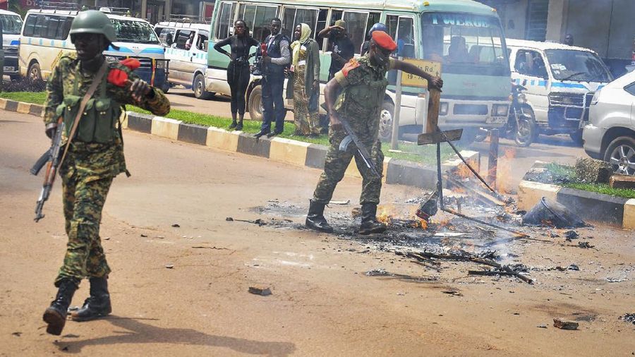 Bentrokan kekerasan antara pasukan keamanan Uganda dan pendukung pemimpin oposisi yang ditahan Bobi Wine. Ketegangan berkobar dua bulan sebelum pemilihan presiden. (AP/)