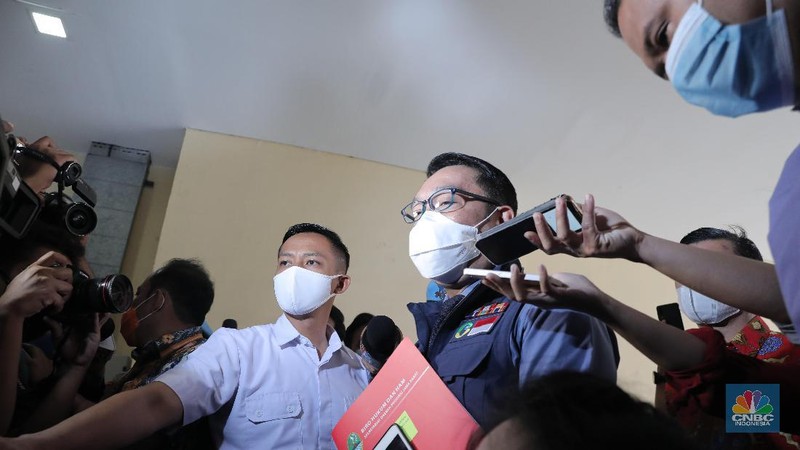 Gubernur Jawa Barat Ridwan Kamil tiba di Gedung Bareskrim Mabes Polri, Jakarta, Jumat (20/11/2020). Kehadirannya di Bareskrim Mabes Polri tersebut untuk terkait dugaan pelanggaran protokol kesehatan dalam kegiatan pimpinan ormas Front Pembela Islam (FPI) Rizieq Shihab di kawasan Puncak, Bogor, Jawa Barat. (CNBC Indonesia/Muhammad sabki)