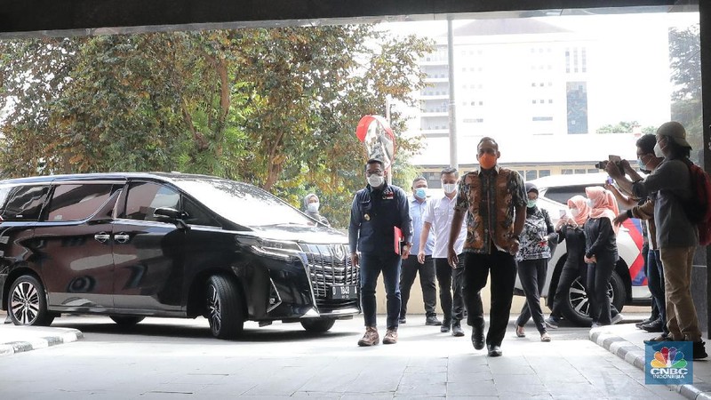 Gubernur Jawa Barat Ridwan Kamil tiba di Gedung Bareskrim Mabes Polri, Jakarta, Jumat (20/11/2020). Kehadirannya di Bareskrim Mabes Polri tersebut untuk terkait dugaan pelanggaran protokol kesehatan dalam kegiatan pimpinan ormas Front Pembela Islam (FPI) Rizieq Shihab di kawasan Puncak, Bogor, Jawa Barat. (CNBC Indonesia/Muhammad sabki)