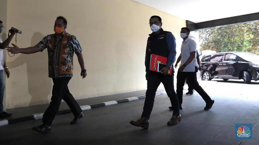 Gubernur Jawa Barat Ridwan Kamil tiba di Gedung Bareskrim Mabes Polri, Jakarta, Jumat (20/11/2020). Kehadirannya di Bareskrim Mabes Polri tersebut untuk terkait dugaan pelanggaran protokol kesehatan dalam kegiatan pimpinan ormas Front Pembela Islam (FPI) Rizieq Shihab di kawasan Puncak, Bogor, Jawa Barat. (CNBC Indonesia/Muhammad sabki)