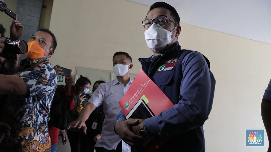 Gubernur Jawa Barat Ridwan Kamil tiba di Gedung Bareskrim Mabes Polri, Jakarta, Jumat (20/11/2020). Kehadirannya di Bareskrim Mabes Polri tersebut untuk terkait dugaan pelanggaran protokol kesehatan dalam kegiatan pimpinan ormas Front Pembela Islam (FPI) Rizieq Shihab di kawasan Puncak, Bogor, Jawa Barat. (CNBC Indonesia/Muhammad sabki)