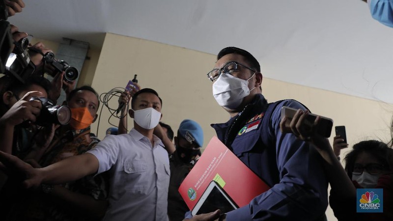 Gubernur Jawa Barat Ridwan Kamil tiba di Gedung Bareskrim Mabes Polri, Jakarta, Jumat (20/11/2020). Kehadirannya di Bareskrim Mabes Polri tersebut untuk terkait dugaan pelanggaran protokol kesehatan dalam kegiatan pimpinan ormas Front Pembela Islam (FPI) Rizieq Shihab di kawasan Puncak, Bogor, Jawa Barat. (CNBC Indonesia/Muhammad sabki)