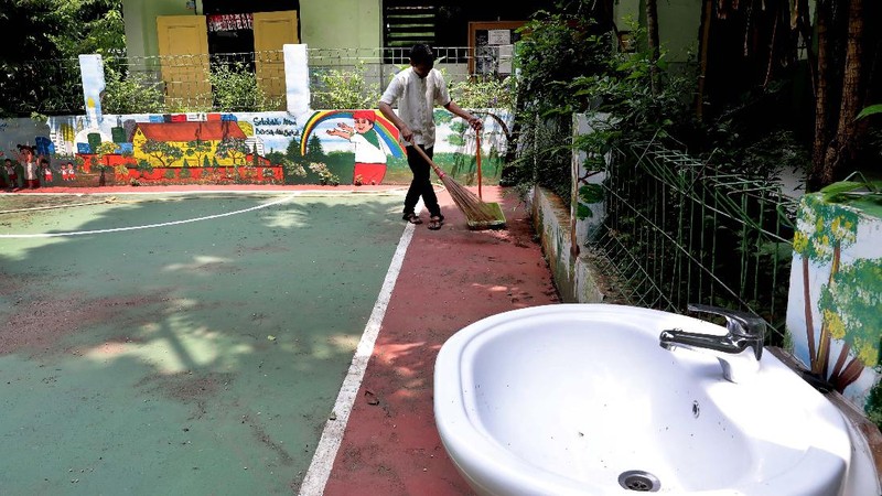 Persiapan Sekolah Tatap Muka (CNBC Indonesia/Muhammad Sabki)