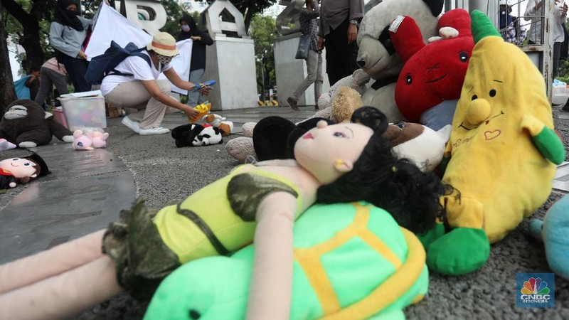Sejumlah aktivis Extinction Rebellion (XR) Indonesia menggelar aksi di Taman Pandang, Kawasan Silang Monas Barat, Jumat (20/11/2020). (CNBC Indonesia/Andrean Kristianto)