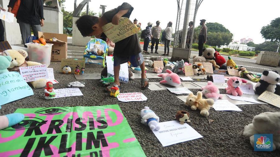 Sejumlah aktivis Extinction Rebellion (XR) Indonesia menggelar aksi di Taman Pandang, Kawasan Silang Monas Barat, Jumat (20/11/2020). (CNBC Indonesia/Andrean Kristianto)