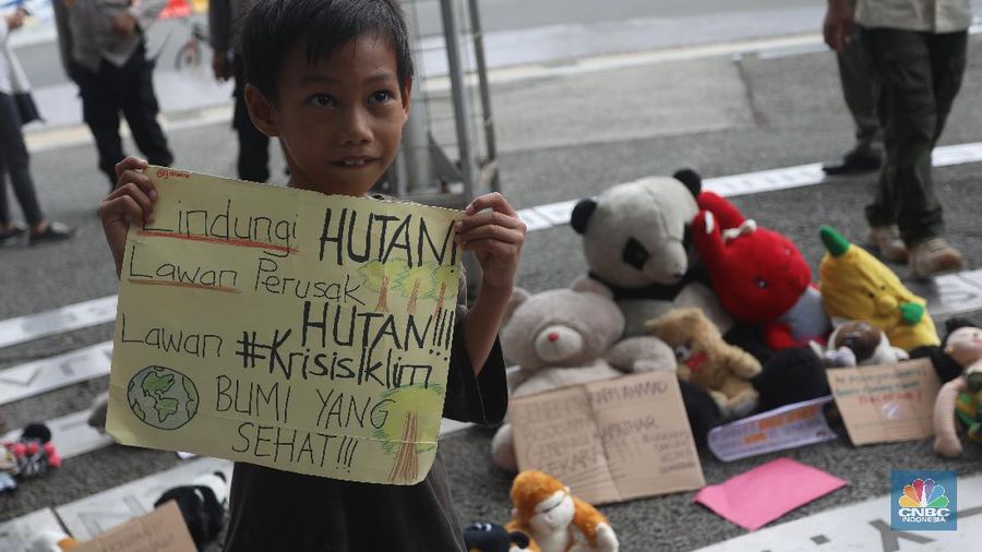 Sejumlah aktivis Extinction Rebellion (XR) Indonesia menggelar aksi di Taman Pandang, Kawasan Silang Monas Barat, Jumat (20/11/2020). (CNBC Indonesia/Andrean Kristianto)