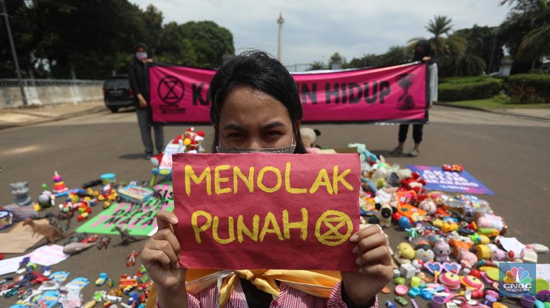 Sejumlah aktivis Extinction Rebellion (XR) Indonesia menggelar aksi di Taman Pandang, Kawasan Silang Monas Barat, Jumat (20/11/2020). (CNBC Indonesia/Andrean Kristianto)