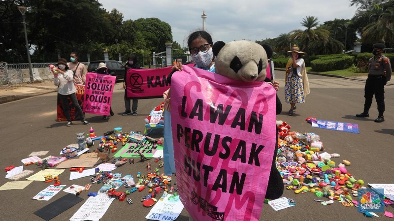 Sejumlah aktivis Extinction Rebellion (XR) Indonesia menggelar aksi di Taman Pandang, Kawasan Silang Monas Barat, Jumat (20/11/2020). (CNBC Indonesia/Andrean Kristianto)