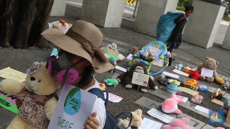 Sejumlah aktivis Extinction Rebellion (XR) Indonesia menggelar aksi di Taman Pandang, Kawasan Silang Monas Barat, Jumat (20/11/2020). (CNBC Indonesia/Andrean Kristianto)