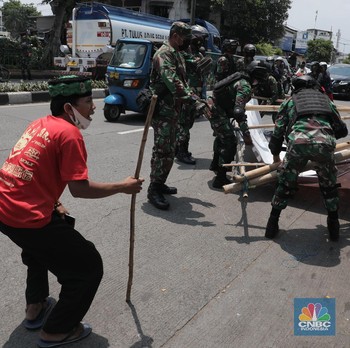 Penampakan Prajurit TNI Copot Baliho Habib Rizieq Shihab