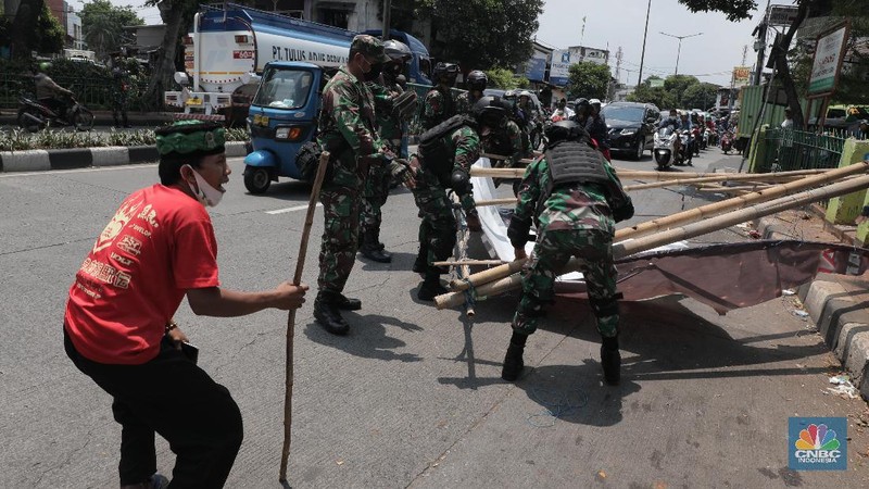 Sejumlah Anggota TNI mencopot baliho bergambar wajah pimpinan Front Pembela Islam (FPI) Habib Rizieq Syihab di Kawasan Tn Abang, Jakarta, Jumat 20/11/2020). (CNBC Indonesia/Muhammad Sabki)