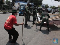 Penampakan Prajurit TNI Copot Baliho Habib Rizieq Shihab