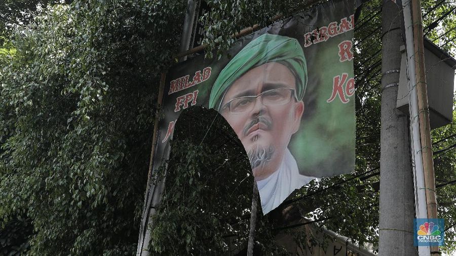 Sejumlah Anggota TNI mencopot baliho bergambar wajah pimpinan Front Pembela Islam (FPI) Habib Rizieq Syihab di Kawasan Tn Abang, Jakarta, Jumat 20/11/2020). (CNBC Indonesia/Muhammad Sabki)