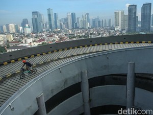 Video: Menikmati Suasana Pagi Jakarta di Tanjakan 13