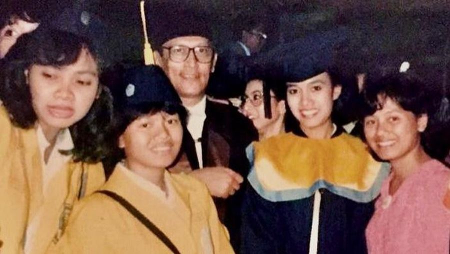 Menteri Keungan Sri Mulyani saat  wisuda Sarjana Ekonomi Fakultas Ekonomi Universitas Indonesia, Agustus 1986. (Tangkapan Layar Instagram @smindrawati)
