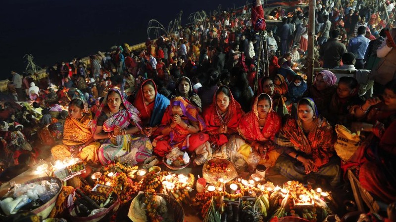 India merayakan festival Chhath Puja ditengah pandemi covid-19. (AP/Rajesh Kumar Singh)