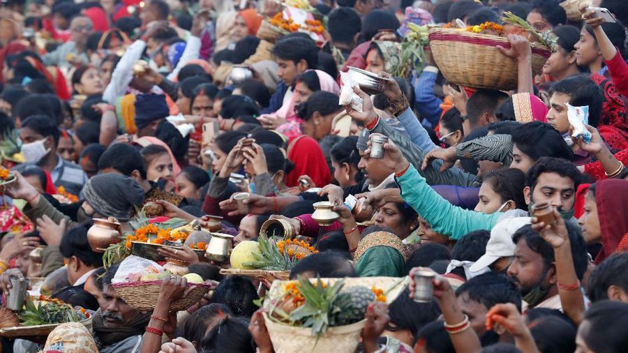 India merayakan festival Chhath Puja ditengah pandemi covid-19. (AP/Rajesh Kumar Singh)