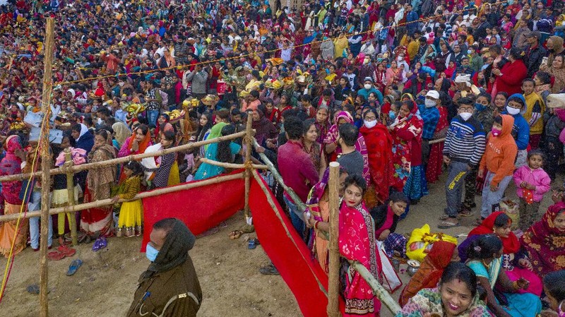 India merayakan festival Chhath Puja ditengah pandemi covid-19. (AP/Rajesh Kumar Singh)