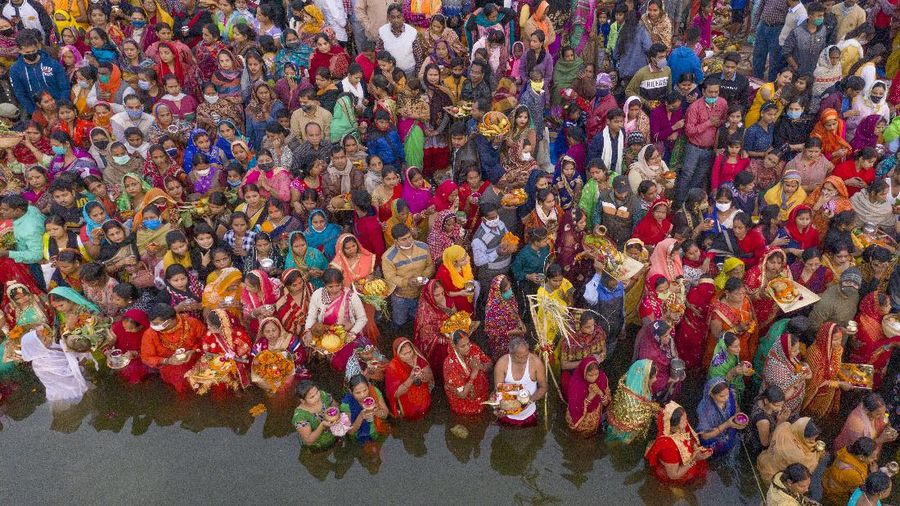 India merayakan festival Chhath Puja ditengah pandemi covid-19. (AP/Rajesh Kumar Singh)