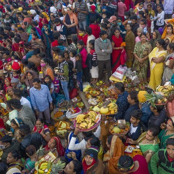 Menyemut, Warga India Rayakan Festival Saat 'Ledakan' Covid