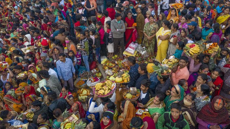 India merayakan festival Chhath Puja ditengah pandemi covid-19. (AP/Rajesh Kumar Singh)