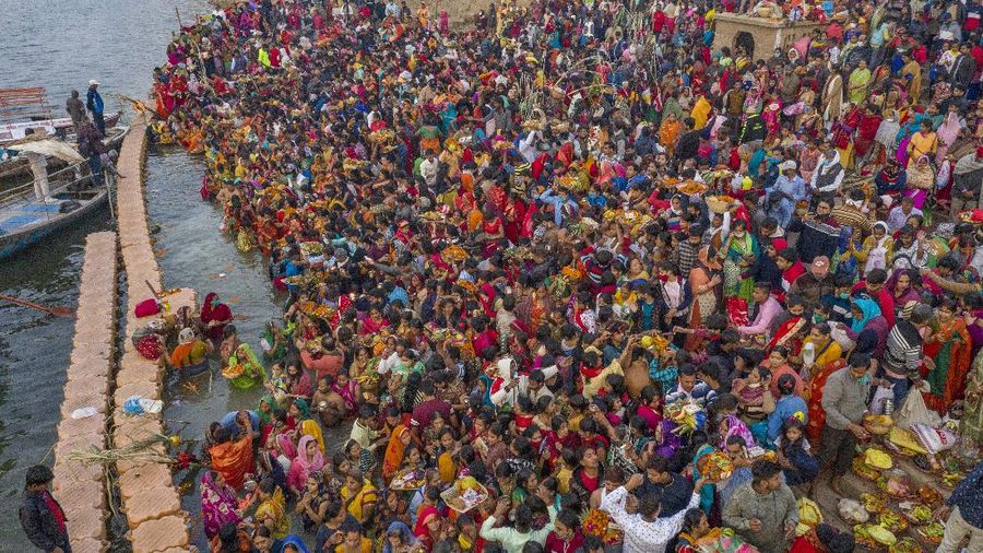 India merayakan festival Chhath Puja ditengah pandemi covid-19. (AP/Rajesh Kumar Singh)