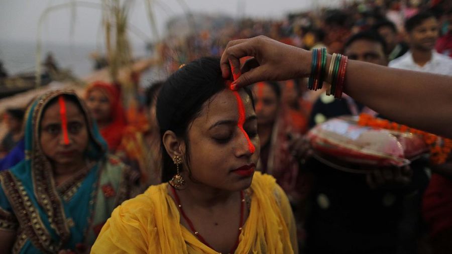 India merayakan festival Chhath Puja ditengah pandemi covid-19. (AP/Rajesh Kumar Singh)
