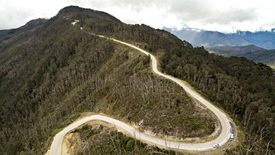 Jalan membelah hutan. (Dok: PUPR)