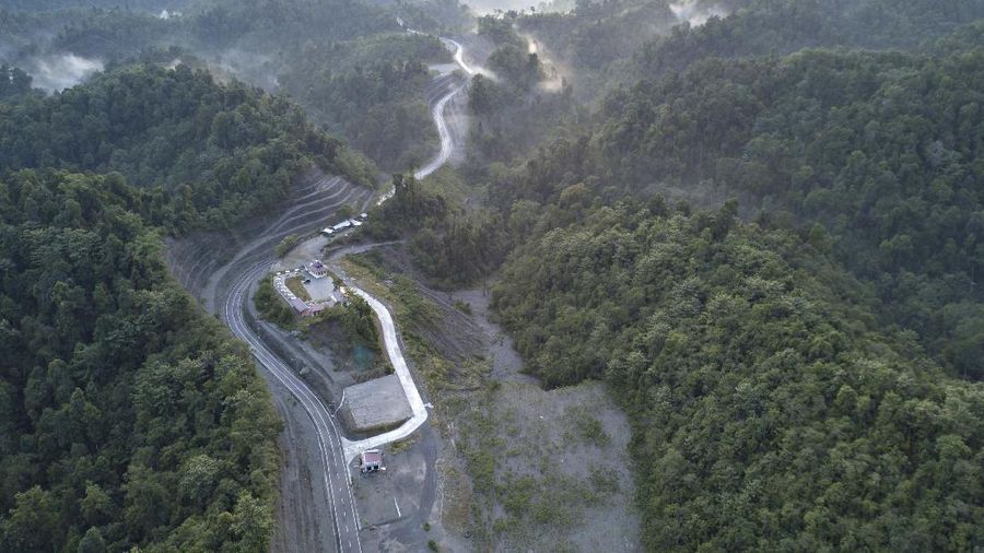 Jalan membelah hutan. (Dok: PUPR)
