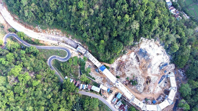 Jalan membelah hutan. (Dok: PUPR)