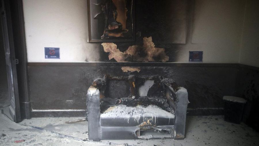 Ratusan pedemo bakar gedung Kongres Guatemala. (AP/Oliver De Ros)