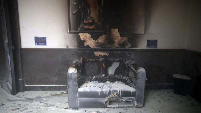 Ratusan pedemo bakar gedung Kongres Guatemala. (AP/Oliver De Ros)