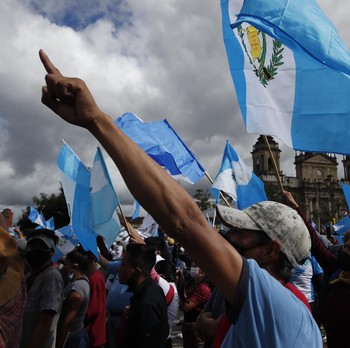 Desak Presiden Mundur, Massa Bakar Gedung Kongres Guatemala