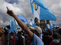 Desak Presiden Mundur, Massa Bakar Gedung Kongres Guatemala