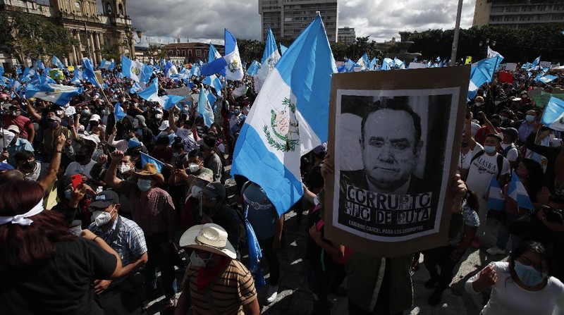Ratusan pedemo bakar gedung Kongres Guatemala. (AP/Oliver De Ros)