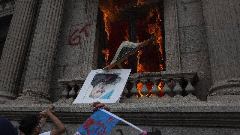 Ratusan pedemo bakar gedung Kongres Guatemala. (AP/Oliver De Ros)