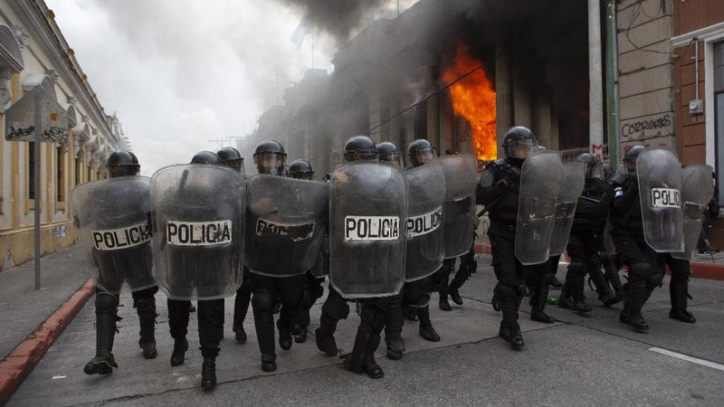 Ratusan pedemo bakar gedung Kongres Guatemala. (AP/Oliver De Ros)