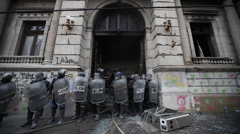 Ratusan pedemo bakar gedung Kongres Guatemala. (AP/Oliver De Ros)