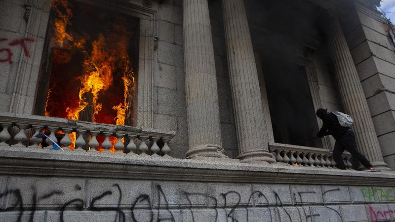 Ratusan pedemo bakar gedung Kongres Guatemala. (AP/Oliver De Ros)