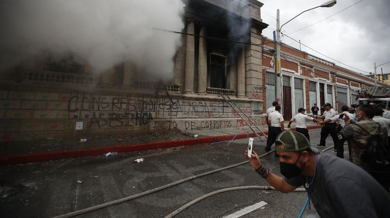 Ratusan pedemo bakar gedung Kongres Guatemala. (AP/Oliver De Ros)