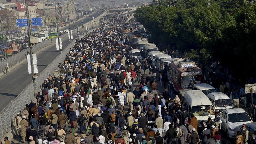Ratusan ribu orang menghadiri pemakaman di Lahore, Pakistan. (AP/Waleed Ahmed)