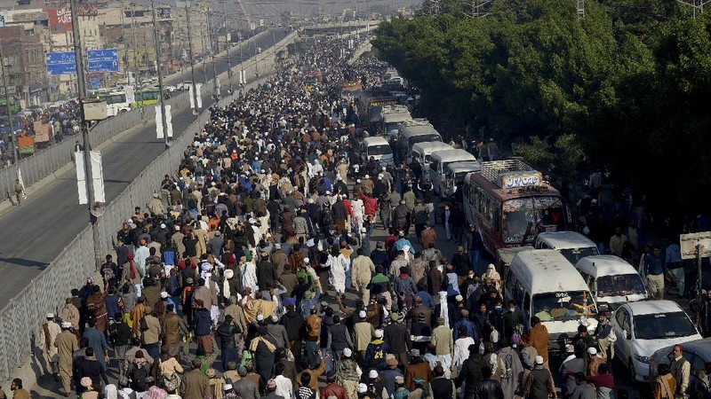 Ratusan ribu orang menghadiri pemakaman di Lahore, Pakistan. (AP/Waleed Ahmed)